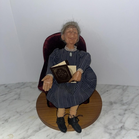 Nana's Family by Richard Simmons NANA IN CHAIR READING BOOK - Picture 1 of 4
